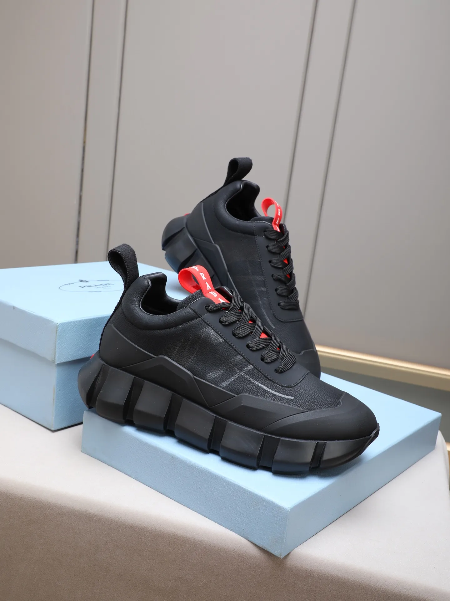 Men's shoes 💰500 PRADA/Prada men's lace-up casual sports shoes, the upper is made of imported first-layer calfskin, soft, comfortable and breathable ➕ washed sheepskin! The tongue is decorated with the PRADA brand letter logo. The rubber thick sole echoes the red label tongue. The style is fashionable and elegant. The details are carefully crafted. A casual sports shoe with a super western style and excellent breathability!  Size: 38-44 (45 46 customized)